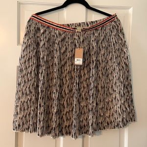 Fun Giraffe Pleated Flowy Skirt - never worn!